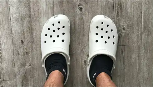 Can you wear Crocs in a restaurant